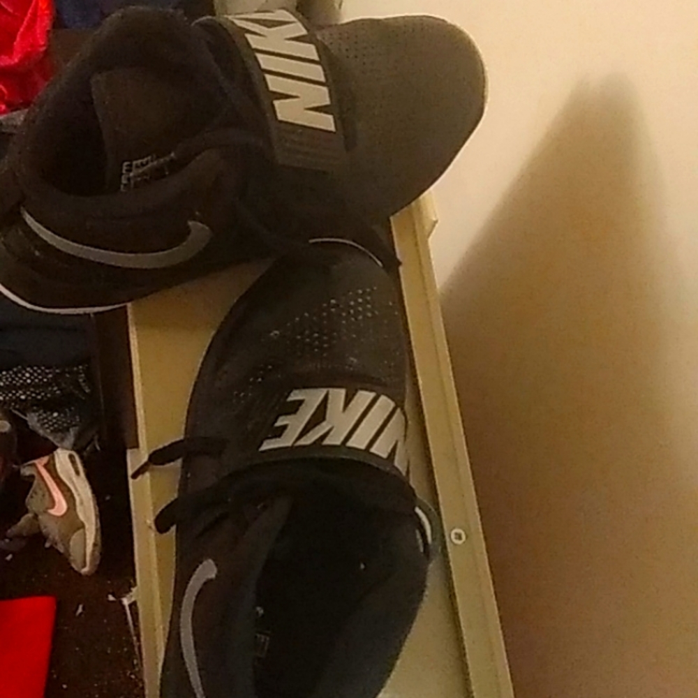 Black/Silver Nike sneakers 6.5yb